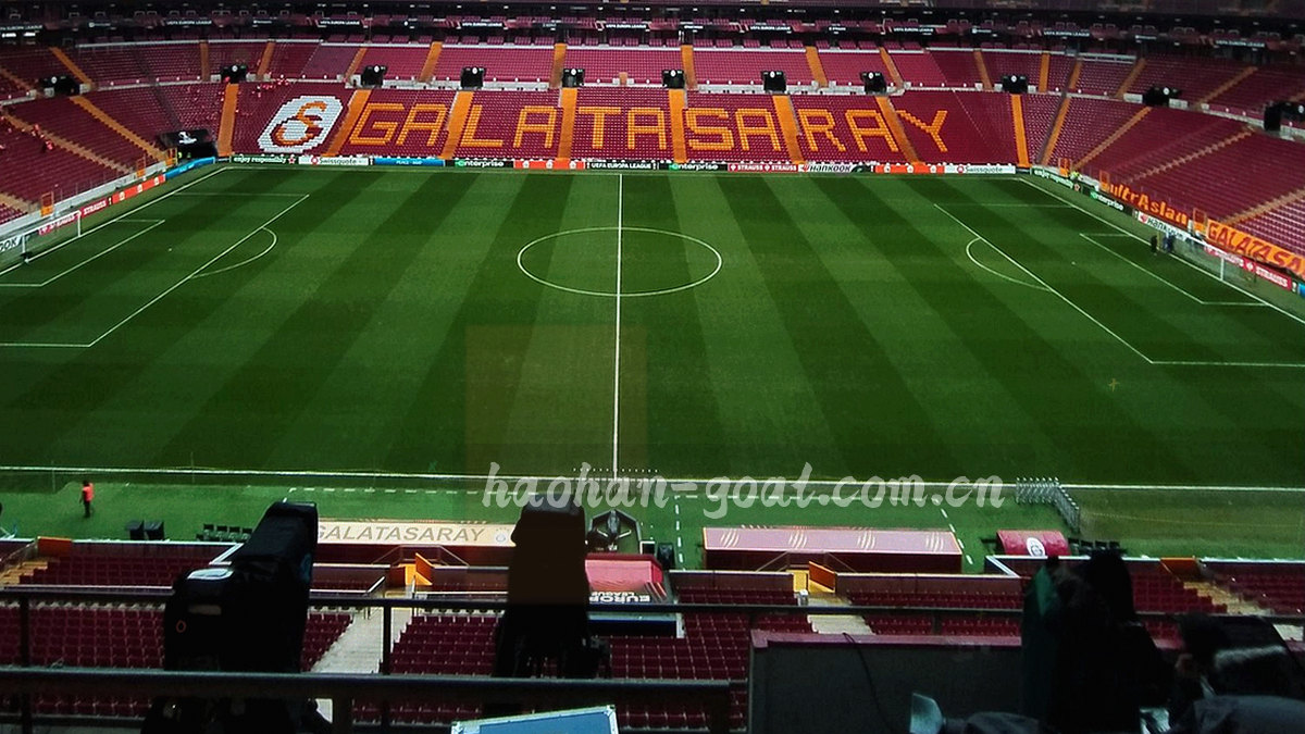 替补席上球员背影与场边战术板特写，冷蓝色调，画面无队徽与姓名